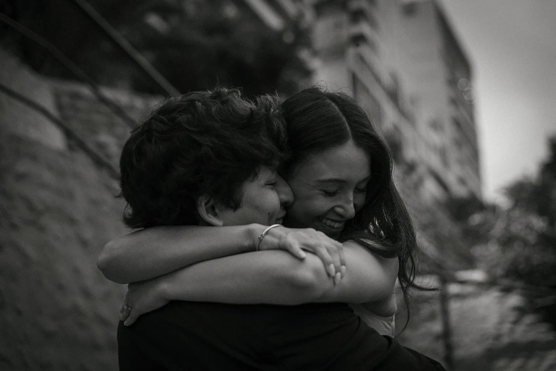 Rafaella y Omar abrazados