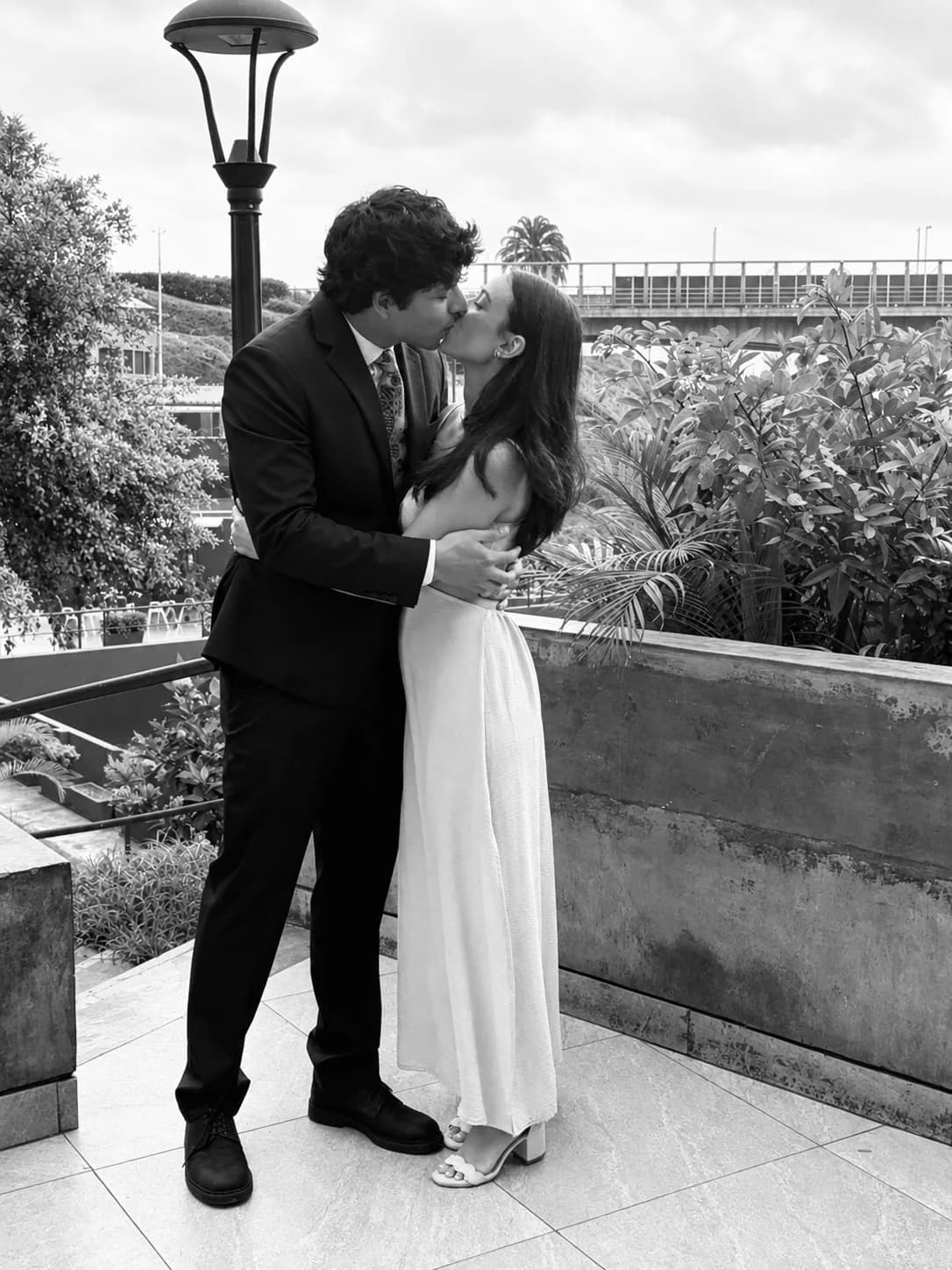 Rafaella y Omar dándose un beso
